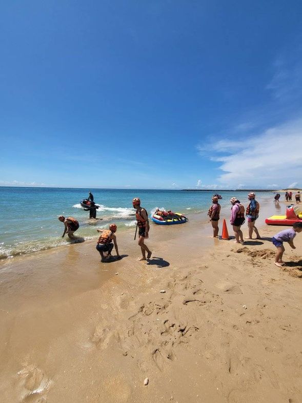 想玩那個項目就到該點排隊唷
