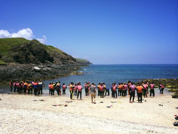 浮潛區 領取裝備:防寒衣、蛙鏡、呼吸管    ↑換裝完畢   浮潛教練細心講解注意事項 .帶領活動下水去