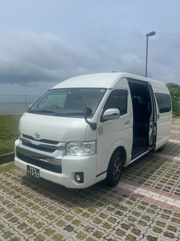 九人座包車
車型:海獅 (9人+1司機)