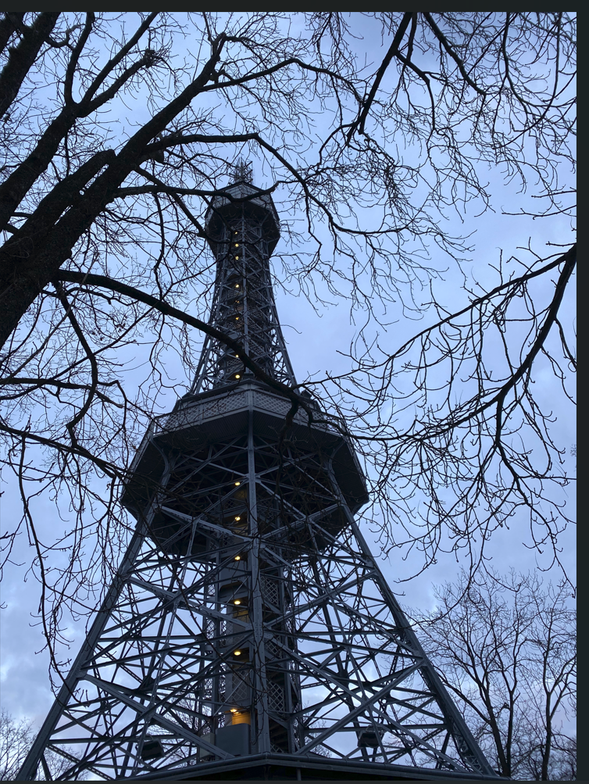 從旅人事務所集合出發