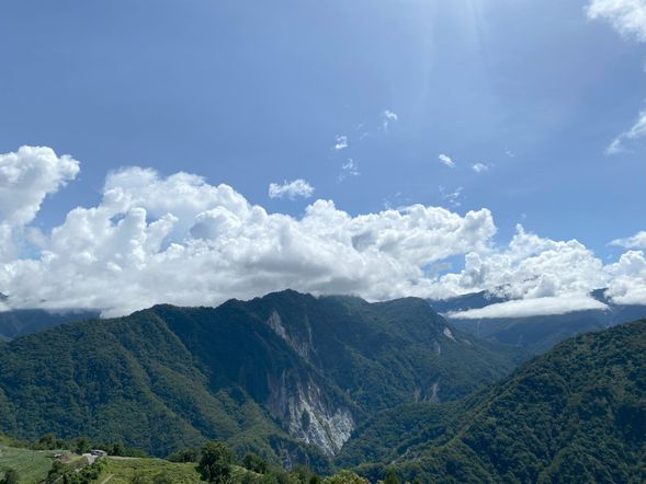 【南橫霧鹿峽谷】
霧鹿峽谷是大S型的峽谷,色彩斑斕的岩壁,蜿蜒清澈的霧鹿溪湍急而下,雄偉壯闊的峽谷景觀媲美太魯閣國家公園。陡峭的峽谷景致,深深吸引國外內的山林愛好者前來尋幽訪勝。天龍吊橋曾是日治時期開闢的「關山越嶺古道」,往昔可從南橫公路上步行過了天龍吊橋後,沿著當地人整建出來的古道,進行一趟健行之旅。古道全長約1,089公尺,再接上南橫公路,那裡是俯瞰霧鹿峽谷絕佳視野的好地方。
