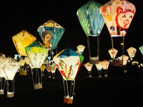 台東鐵花村音樂聚落慢市集~從素人到專業演出,人人都有機會在這裡分享,滿天浪漫的彩繪熱氣球燈海,更是一處迷人的台東新聚落