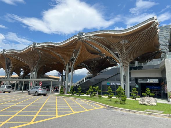 結束歡樂遊程後;您可購買一些伴手禮帶回台北當做一份回憶或贈送親友。隨後搭乘火車返回台北。團員互道珍重,全程至此結束,帶滿豐盛的回憶返回溫暖的家。