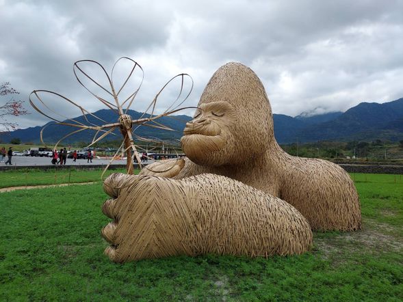富里稻草藝術季~富里鄉農特產展售中心田區設有大型稻草藝術品,竹製大猩猩是最受歡迎的吉祥物「富里福猩」,富里鄉農特產展售中心也能選購當地健康的各種富里鄉在地特色農產品。