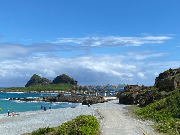 三仙台~著名的海蝕地形與跨海步橋,傳說三仙人曾在此登陸,八拱跨海步橋如巨龍盤踞,是台東地標之一