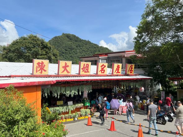 【利稻部落】
利稻部落是南橫公路東段較大的一個布農族部落,地名的原由來自布農話「立豆」的諧音而來,意指吃起來黏呼呼的當地野生枇杷。居民大都為布農族人,整個部落座落在群山環繞的河階台地上,地勢十分平坦,適合居住與耕種,四週群山環繞,景觀十分優美,有如世外桃源般的寧靜。特別推薦到「陳大姐名產店」把爽脆、酸辣可口的泡菜和口味獨特的花生糖帶回家!