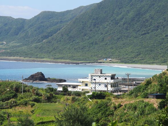 騎乘機車環遊蘭嶼美景享受這難得的悠閒