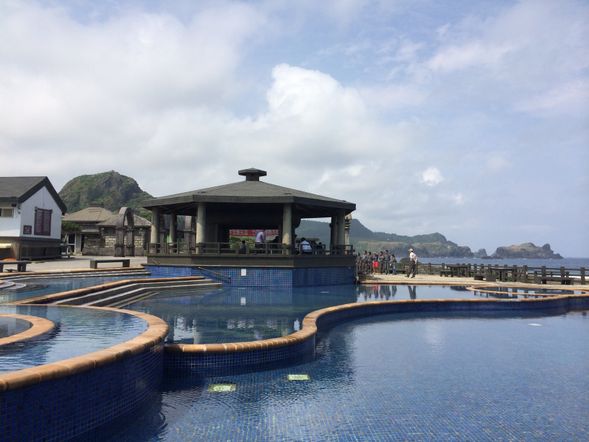 朝日溫泉~是非常罕見的海底溫泉,全世界僅出現在綠島、義大利北方與日本九州,是世界級的地質景觀,來朝日溫泉泡湯,夜晚可仰望星空,觀海聽濤,晨間可迎接曙光,愜意享受富有島嶼風情的溫泉之旅。