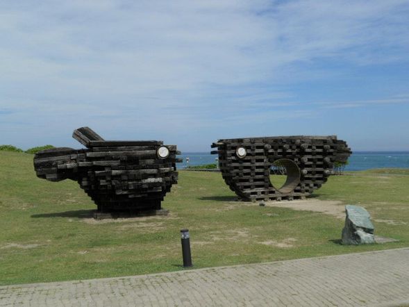早年曾為志航基地建設堆積廢土之處,近年為東管處整修,造就一片海天連色的絕美風景,同時擺放著許多藝術家精心雕琢而成的漂流木裝置藝術,感受東部海岸獨有的寬闊景緻,身心也跟著一起開闊了起來。