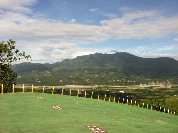高台茶園~鹿野高台觀光茶園居高臨下,視野廣闊,更是熱愛飛行傘和滑翔翼運動人士的最愛,近年的熱氣球嘉年華也以此為舞台