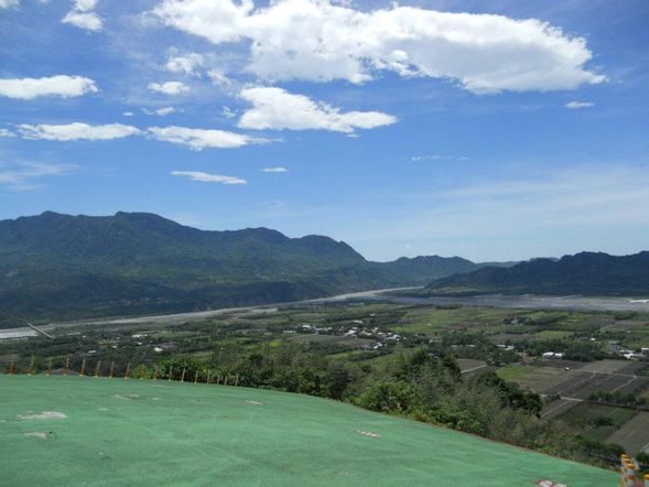 鹿野高台~擁有絕佳視野,能夠一覽整個高台地區與卑南溪谷底的田野景色,景緻相當秀麗,有如大自然所賜的地理教室,更是熱愛飛行傘和滑翔翼運動人士的最愛,近年的熱氣球嘉年華也以此為舞台。