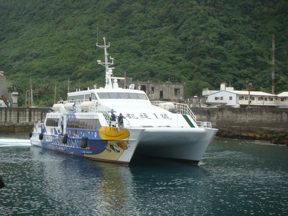 上午搭火車前往台東;抵達台東後專車接往富岡碼頭;辦理登船作業搭乘豪華客輪直達【東海珍珠-綠島】