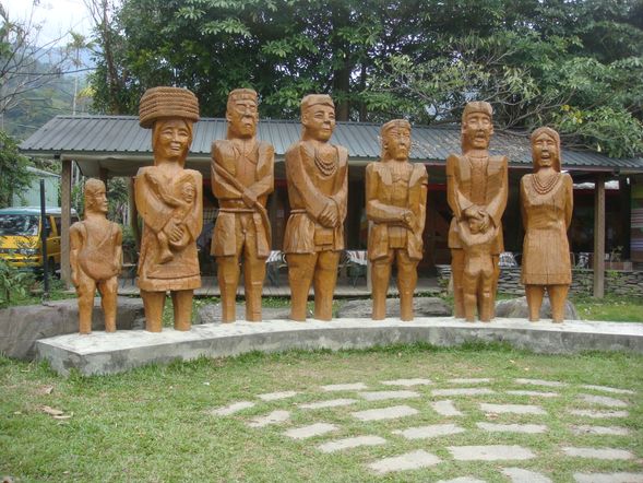 布農部落原住民文化之旅~布農族的八部合音,布農語叫pasibutbut,是祈求小米豐收所進行的祭天儀式。沒有指揮、沒有樂譜、泛音的半音階唱法,每每令人震撼。在此我們將靜心欣賞部落劇場的布農族傳統樂舞表演,您也可品嘗香濃布濃咖啡.觀賞石板屋建築;三五好友還可來個射箭比賽;看看誰是最富英姿的神射手!