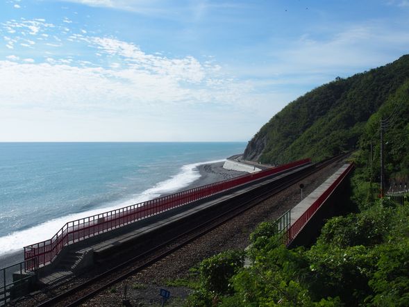 站在觀景台往外看,湛藍的太平洋,海浪打在沙灘上產生的浪花,配上前方植被的翠綠及天空的青藍,如同繪畫般的景色不禁令人如癡如醉。
