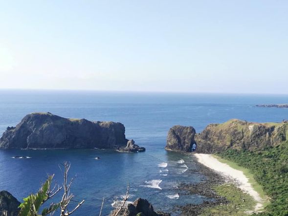 綠島的【哈巴狗岩】與【睡美人岩】是海參坪地區最具代表性的奇岩景觀,宛如大自然的雕塑展覽,吸引無數旅人駐足讚嘆。