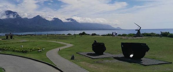 加路蘭遊憩區~早年是志航基地建設的廢棄土置場,經東管處規劃整理後,目前已成為相當熱門的遊憩區,擺放著許多藝術家精心雕琢而成的漂流木裝置藝術,感受東部海岸獨有的寬闊景緻,身心也跟著一起開闊了起來。