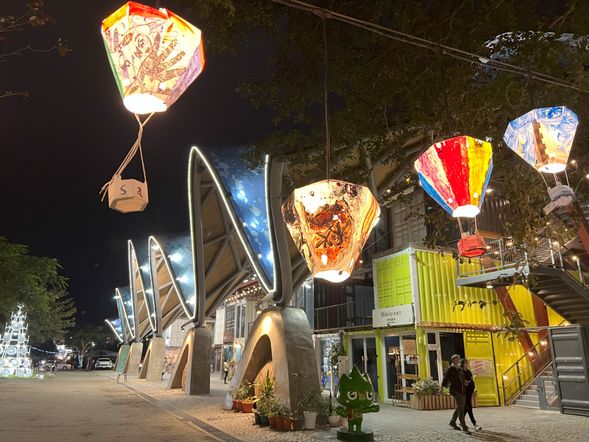 晚上可前往台東市區逛街品小吃、鐵花村聚落慢市集,欣賞獨特的手作小物、農特產品。