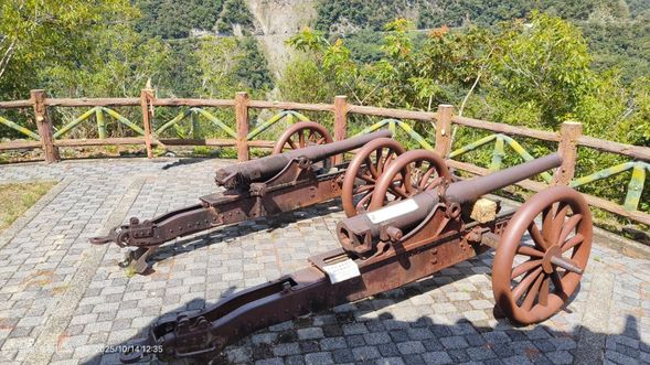 霧鹿砲台~於山頂兩座古式大砲設立於日據時代,當時日本警察為能有效恫嚇當地的布農族人,遠從在日俄戰爭(1903年)中,從俄國搶來的巨砲,輾轉運抵臺灣,並架設在霧鹿部落的制高點,砲台的砲口對著深山原住民部落的方向,證明了這段充滿血淚的歷史。