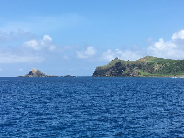 牛頭山是綠島東北角的一處海岬,三面環海,從人權紀念公園那兒遠眺,外型有如一頭老牛伏臥在海面上,頭、鼻、耳、頸皆栩栩如生,令人讚嘆不已。