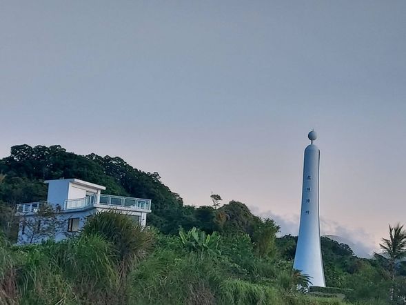 北回歸線標碑~北回歸線標碑,潔白的地標坐擁海岸山脈與太平洋的美景,位在北緯23.5度,是太陽直射地球的北界,也是亞熱帶與熱帶的分界。