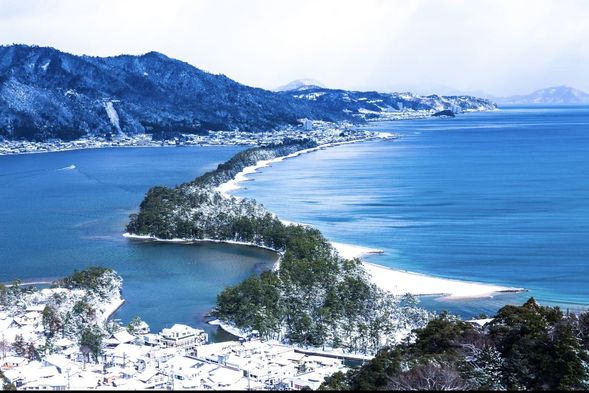 天橋立北側,可自費購買登山纜車票或單人吊椅,登上位於海拔130m高台,欣賞天橋立美景及眺望「昇龍観」,停留120分