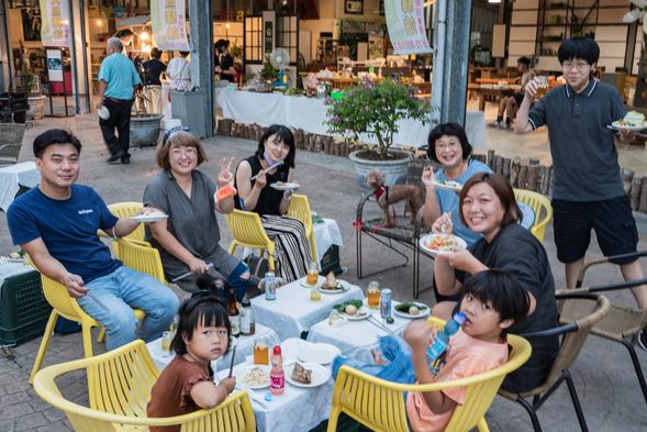 由主人家準備的柚香餐飲,採自助式、互動式的方式呈現。
體驗農務辛勞後,鄉村人家在黃昏的集貨廣場上活動,
在暮色村光下,享用柚鄉農家獨有的柚子風味晚餐
*如天候不佳,將改在集貨場內用餐,本農場保留依當天候狀況調整活動之權利!