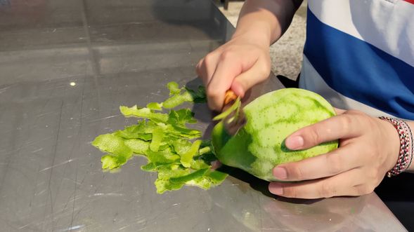 5.取柚果之外皮,蘆薈之內料