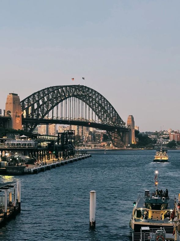上午前往悉尼歌剧院(外观),皇家植物园,情人港游船,下午自有活动