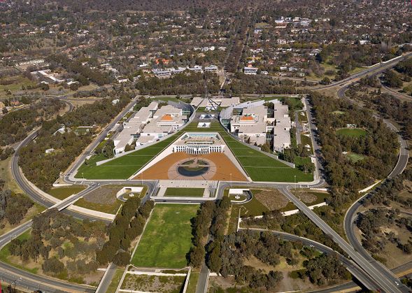 上午堪培拉市区观光,澳大利亚国会大厦,格里芬湖,战争纪念馆。下午前往悉尼