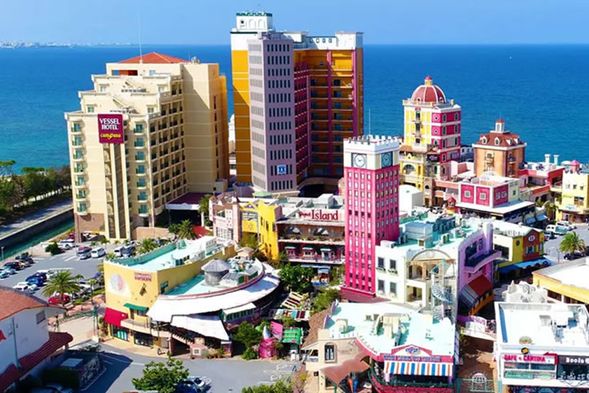 美國村:
*12月30日~1月18日期間之外,僅供下車, 抵達時間18:20
*12月30日~1月18日期間,抵達時間16:50,停留50分鐘自由活動