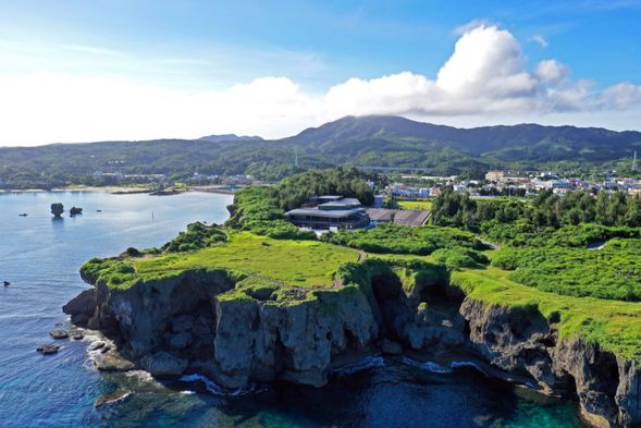 抵達萬座毛(約20分鐘自由活動)
欲進入萬座毛步道者,需於現場支付 100 日圓的步道入場費,費用請自理。