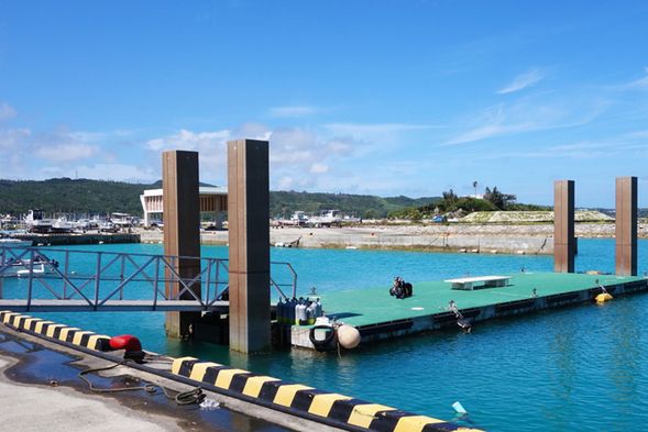 潛店集合, 填寫表格並換衣服,前往漁港乘船到潛水地點。