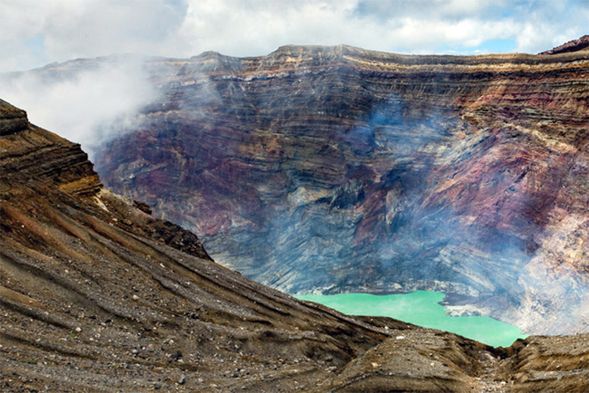 【阿蘇中岳火山口】阿蘇山是世界少數的活火山之一,擁有世界上最大規模熔岩岩的「阿蘇破火山口」。在過去30萬年間,阿蘇山經歷了4次大規模的噴發,形成了現今的火山口。這裡的火山口新舊、大小不一,數量眾多。加上連綿的高原和壯麗的山岳景色,使阿蘇中岳火山口成為日本最受歡迎的登山旅遊勝地之一。