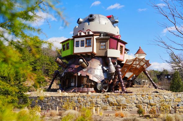 魔女之谷:2024年3月才開幕的吉卜力公園中面積最大的園區,以《霍爾的移動城堡》、《魔女宅急便》、《安雅與魔女》為主題,打造了充滿歐洲風格的奇幻街道。