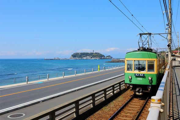 「江之電」是連接藤澤至鐮倉的路面電車。行經路線含括了鐮倉大部分的著名景點,並且還可欣賞到美麗的湘南海岸風光。只要說到鐮倉,不可缺少的代表交通工具便是江之電。(活動時長15分鐘)