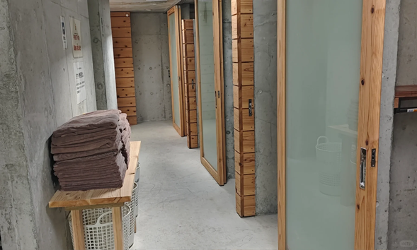 潛店淋浴300日元/回,吹風機100日元/回,請備好日幣。