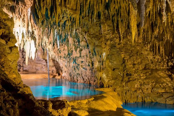 抵達玉泉洞(沖繩世界王國村),探索鐘乳洞的奥秘。推蔗觀賞12:30場次的EISA太鼓舞,此景點將停留2.5小時。
*本行程包含沖繩世界王國村&玉泉洞套票。
