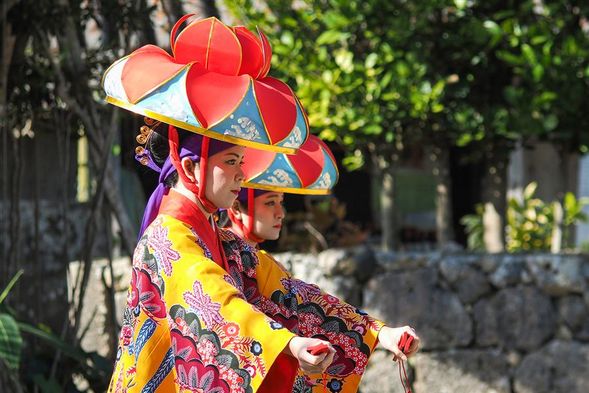 抵達琉球村(約60分鐘自由活動)贈送入場券。
16:00 - 舉行琉球舞蹈和Eisa表演,可自行觀看。