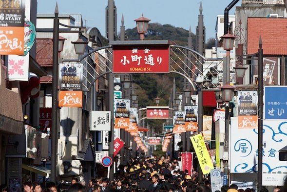 從鐮倉車站延伸至鶴岡八幡宮的「小町通」是鐮倉相當著名且熱鬧的老街。街道兩旁有著許多商店,販賣著各式各樣的小東西。「鶴岡八幡宮」和「小町通」可停留90分鐘。