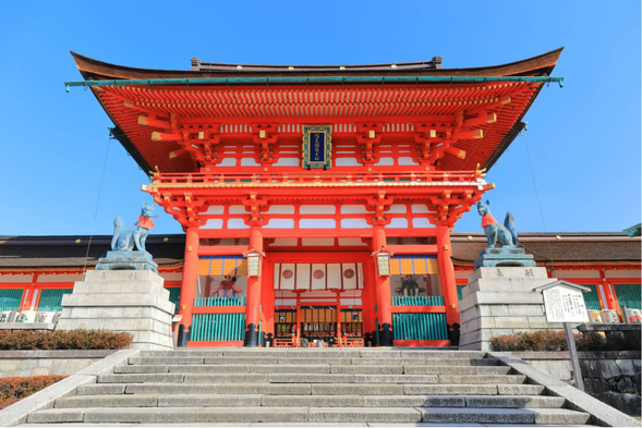 伏見稻荷大社:主要奉祀稻荷神,也就是商業與豐收的神明。這個神社最著名的特色是其千本鳥居—成千上萬的鮮紅色鳥居門排列成一條道路,通往山上的小神社。