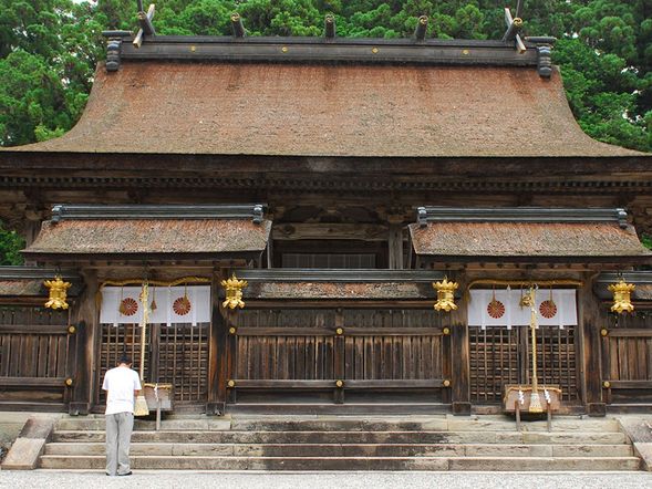 熊野本宮大社/大齋原千鳥居(停留60分鐘)
熊野本宮大社
寶物殿拝観料:成人300日圓 / 兒童100日圓
*寶物殿僅限週一至週五開放(9:00-16:00,12:00-13:30午休),週末及假日休館,敬請知悉。