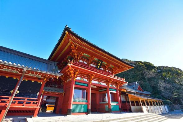 「鶴岡八幡宮」舊稱為鐮倉八幡宮,是鐮倉幕府時期(1192年),武士們的中心信仰及守護神。它跟鐮倉的初代將軍有著頗深的淵源,在關東一帶相當有名。神社的境內廣大,有多處被認定為國家史跡。
