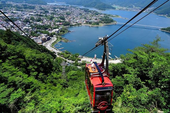 「河口湖天上山公園」位於河口湖東岸,乘坐“哢擦哢擦山纜車”到天上山公園可以欣賞富士山和河口湖的全景,從纜車的“河口湖畔站”乘坐纜車到山頂公園只需要3分鐘,可以看到富士山和山下的小鎮,隨著高度不斷變化,景色會變得越來越壯觀,據說在天氣晴好的時候還能眺望到富士急樂園。山頂有視野超過180度的展望台,可以把富士山和河口湖盡收眼底。(停留90分鐘)
※纜車往返:1000日元/成人,請自理
※如遇天上山景區目測排隊時長超過30分鐘改為河口湖漫步。
