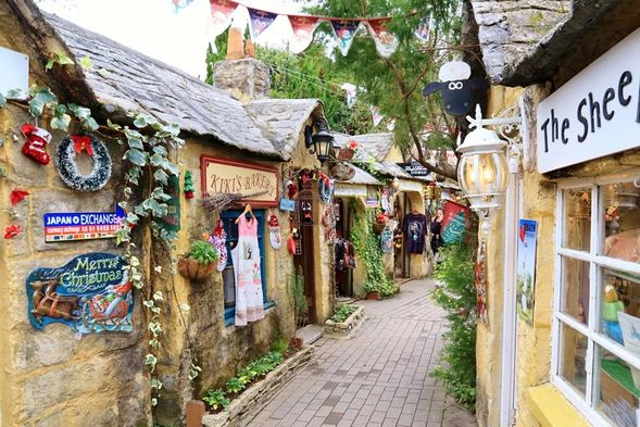 【由布院小鎮】靠近由布院溫泉的湯之坪街道,一路上至金鱗湖,湖畔景色迷人,獨具特色的建築,漫步在如同歐洲童話般的小鎮,這裡的小店鋪均由石頭小屋搭建,晴朗天氣下,可見背後群山綿延。小鎮仿照英國科斯沃村落建造,以日本動畫周邊商品為主要販售物。雖然園區不大,但在冬日的涼爽氣候中逛街購物,別有一番療癒與舒心的享受。