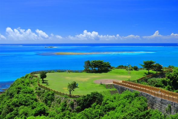 抵達知念岬,停留40分鐘,瞭望太平洋海景。