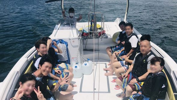 穿好救生衣,乘船出發。