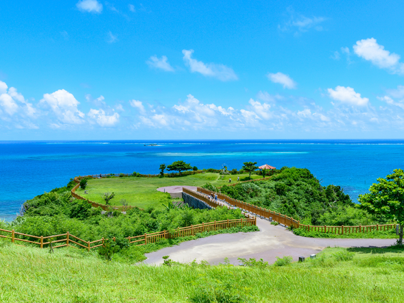 知念岬位於沖繩本島南城市,以壯麗懸崖海景聞名。綠草地連綿,可眺望太平洋碧波與久高島,是沖繩南部必訪的療癒系景點。停留40分鐘。