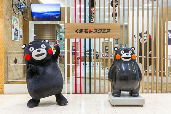 【熊本熊廣場】 這裡是熊本縣的形象大使——熊本熊的主場,兼任縣的營業部長及幸福部長,也是其在國內外進行活動的核心基地。同時,廣場也是一個宣傳熊本縣旅遊資訊和地方產品的重要平台。游客可以在此處找到全球唯一的「熊本熊營業部長室」,並購買到只限於此地的特色紀念品。當熊本熊部長在場時,遊客更有機會與其互動,甚至觀賞到熊本熊的精彩表演。