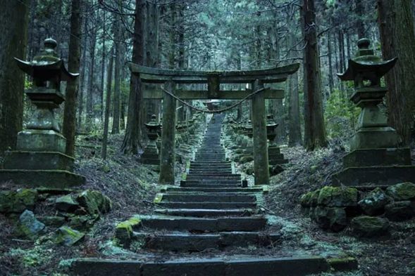 【上色見熊野座神社】這座神社是受日本少女們喜愛的漫畫《螢火之森》中情節的靈感來源,也是故事中女主角與神秘生物銀首次相遇的場景。近來,它已成為阿蘇地區一個廣受遊客歡迎的熱門打卡點。