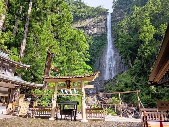 飛瀧神社(停留40分鐘)
御瀧拝所舞台(觀瀑台):成人300日圓 / 小中學生200日圓(未就學兒童免費)